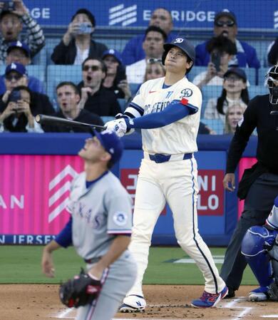 　レンジャーズ戦の１回、今季初の先頭打者本塁打となる４号ソロを放つドジャース・大谷＝ロサンゼルス（共同）