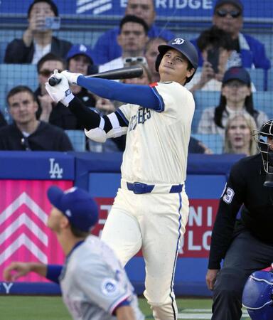 　レンジャーズ戦の１回、今季初の先頭打者本塁打となる４号ソロを放つドジャース・大谷＝ロサンゼルス（共同）