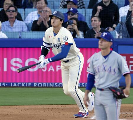 　レンジャーズ戦の１回、今季初の先頭打者本塁打となる４号ソロを放つドジャース・大谷＝ロサンゼルス（共同）