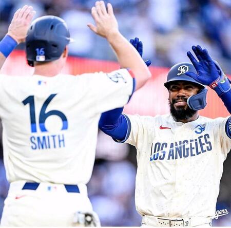 　初回、勝ち越し３ランを放ち笑みを浮かべてスミスとタッチするＴ・ヘルナンデス（ロサンゼルス・ドジャース提供）