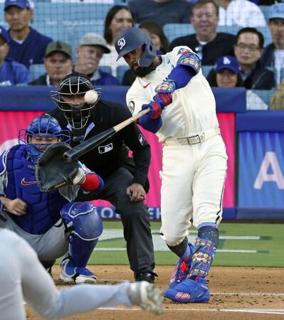 　レンジャーズ戦の１回、３ランを放つドジャースのＴ・ヘルナンデス＝ロサンゼルス（共同）