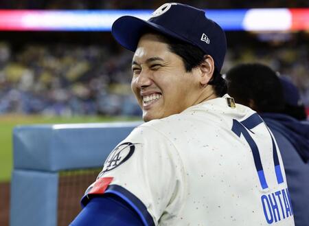 　レンジャーズ戦の９回、ベンチで笑顔を見せるドジャース・大谷＝ロサンゼルス（共同）