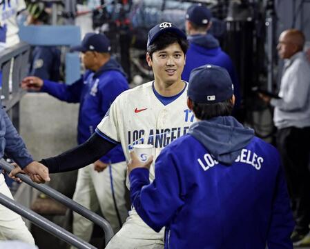 　レンジャーズ戦の９回、ベンチで山本（手前）と言葉を交わすドジャース・大谷＝ロサンゼルス（共同）