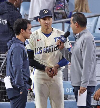 　レンジャーズに勝利し、インタビューを受けるドジャース・大谷＝ロサンゼルス（共同）