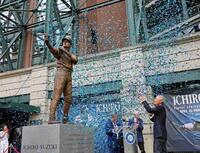 　自身の銅像の除幕式に出席したイチローさん（右）。幕が引かれた際に銅像のバットが折れた（共同）