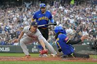 １回、暴投で三走の生還を許す今井（左）＝共同