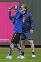 試合前に笑顔を見せる今井（右）とイチローさん（共同）