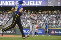 １回、押し出しの死球を与えた今井。左は生還する三走ローリー（共同）