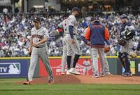 １回途中、降板する今井（左端）＝共同