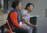 １回途中に降板し、ベンチに座る今井（右）共同