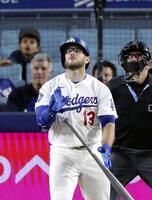 　レンジャーズ戦の９回、サヨナラ本塁打となるこの試合３本目のソロを放つドジャースのマンシー＝１０日（共同）