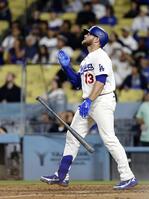 　レンジャーズ戦の９回、サヨナラ本塁打となるこの試合３本目のソロを放つドジャースのマンシー＝１０日（共同）