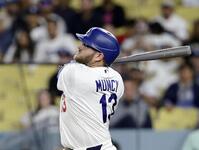 　レンジャーズ戦の９回、サヨナラ本塁打となるこの試合３本目のソロを放つドジャースのマンシー＝１０日（共同）