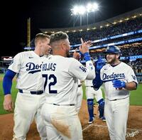 サヨナラ本塁打を仲間に祝福されるマックス・マンシー（右、ロサンゼルス・ドジャース提供）