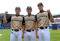 オールスター出場が決定し、笑顔を見せる（左から）増井氏、中田、大谷＝２０１３年