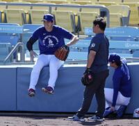 　笑顔で練習に臨むドジャース・大谷＝ロサンゼルス（共同）