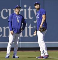 　練習中に言葉を交わすドジャースの大谷（右）と山本＝ロサンゼルス（共同）