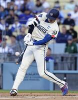 　レンジャーズ戦の１回、今季初の先頭打者本塁打となる４号ソロを放つドジャース・大谷＝ロサンゼルス（共同）