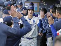 　レンジャーズ戦の１回、今季初の先頭打者本塁打となる４号ソロを放ち、迎えられるドジャース・大谷＝ロサンゼルス（共同）