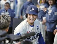 　レンジャーズ戦の１回、今季初の先頭打者本塁打となる４号ソロを放ち、ベンチで笑顔を見せるドジャース・大谷＝ロサンゼルス（共同）