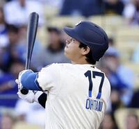 　レンジャーズ戦の１回、今季初の先頭打者本塁打となる４号ソロを放つドジャース・大谷＝ロサンゼルス（共同）