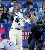 　レンジャーズ戦の１回、今季初の先頭打者本塁打となる４号ソロを放つドジャース・大谷＝ロサンゼルス（共同）