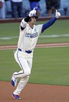 　レンジャーズ戦の１回、先頭打者本塁打を放ち塁を回るドジャース・大谷＝ロサンゼルス（共同）