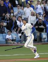 　レンジャーズ戦の１回、今季初の先頭打者本塁打となる４号ソロを放ったドジャース・大谷＝ロサンゼルス（共同）