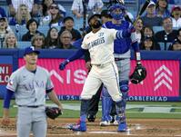 　レンジャーズ戦の１回、３ランを放つドジャースのＴ・ヘルナンデス＝ロサンゼルス（共同）