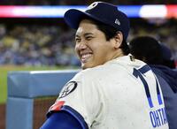 　レンジャーズ戦の９回、ベンチで笑顔を見せるドジャース・大谷＝ロサンゼルス（共同）