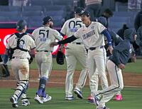 　レンジャーズに勝利し、タッチを交わすドジャース・大谷（中央右）＝ロサンゼルス（共同）