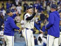 　レンジャーズに勝利し、タッチを交わすドジャース・大谷＝ロサンゼルス（共同）