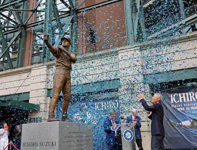 イチロー氏 銅像除幕式 バット折れるハプニングに神対応「僕には何かが