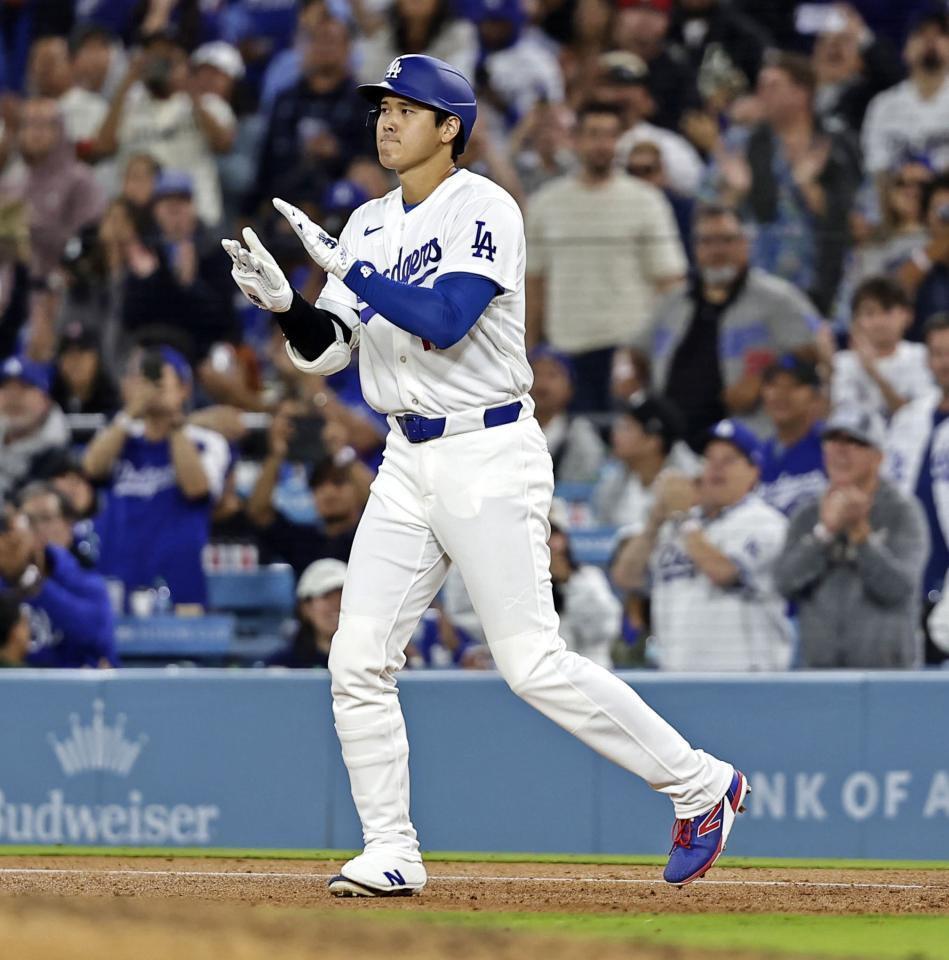 　５回、右前打で出塁した大谷（提供・共同通信社）