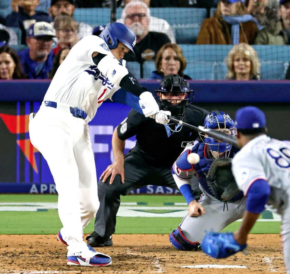 　５回、右前打を放つ大谷（共同）