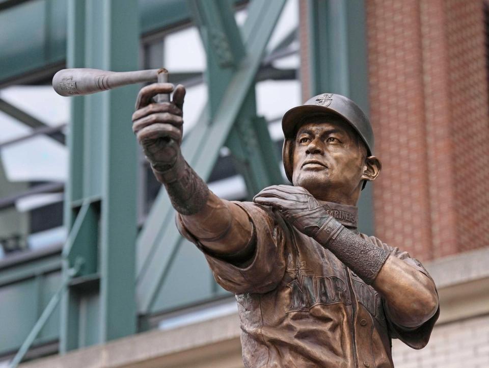 　バットが折れた銅像（共同）