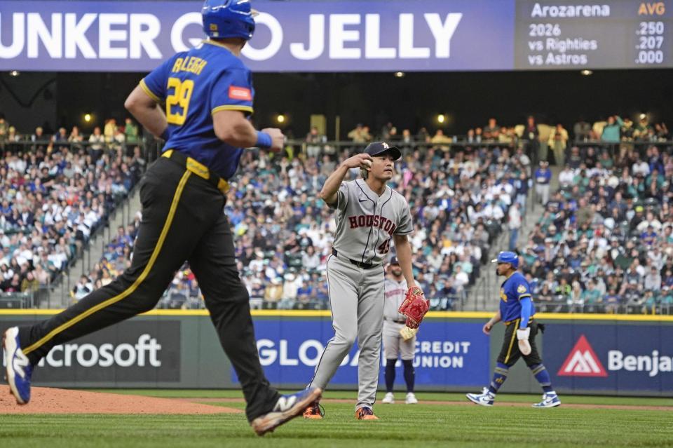 １回、押し出しの死球を与えた今井。左は生還する三走ローリー（共同）