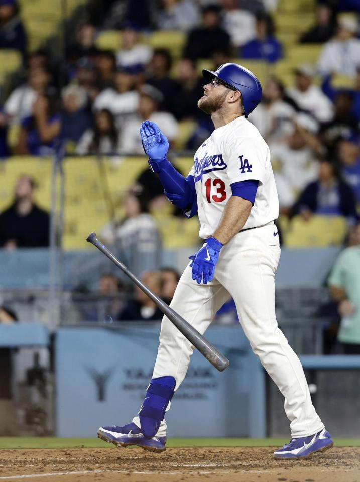 　レンジャーズ戦の９回、サヨナラ本塁打となるこの試合３本目のソロを放つドジャースのマンシー＝１０日（共同）