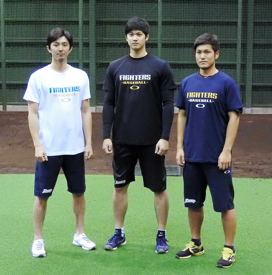 増井氏（左）と大谷（同２人目）＝２０１６年