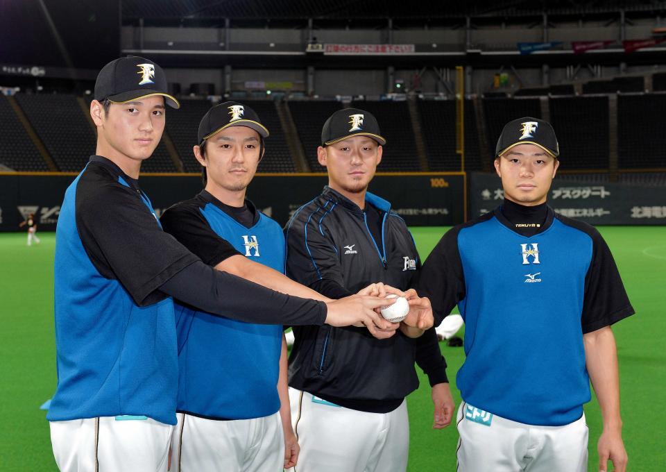 大谷（左）と増井氏（左から２人目）＝２０１５年