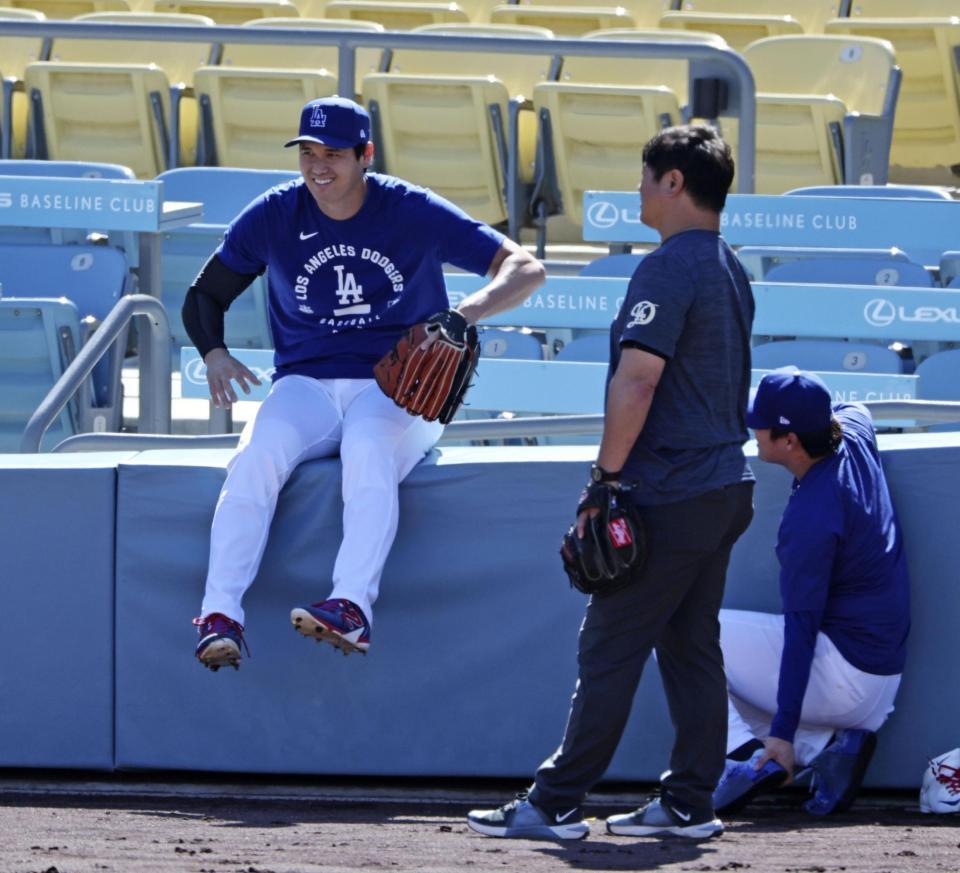 　笑顔で練習に臨むドジャース・大谷＝ロサンゼルス（共同）