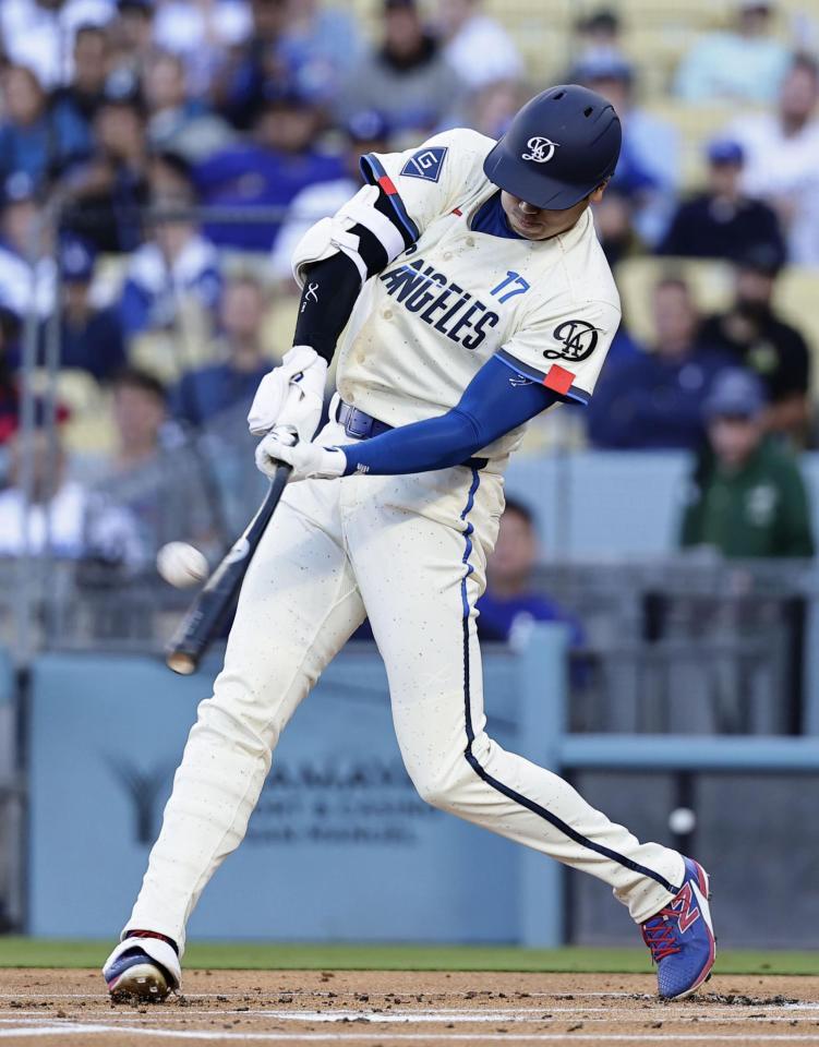 　レンジャーズ戦の１回、今季初の先頭打者本塁打となる４号ソロを放つドジャース・大谷＝ロサンゼルス（共同）