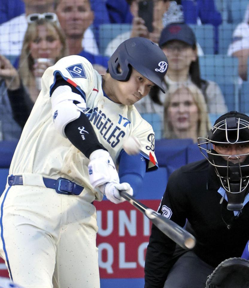 　レンジャーズ戦の１回、今季初の先頭打者本塁打となる４号ソロを放つドジャース・大谷＝ロサンゼルス（共同）