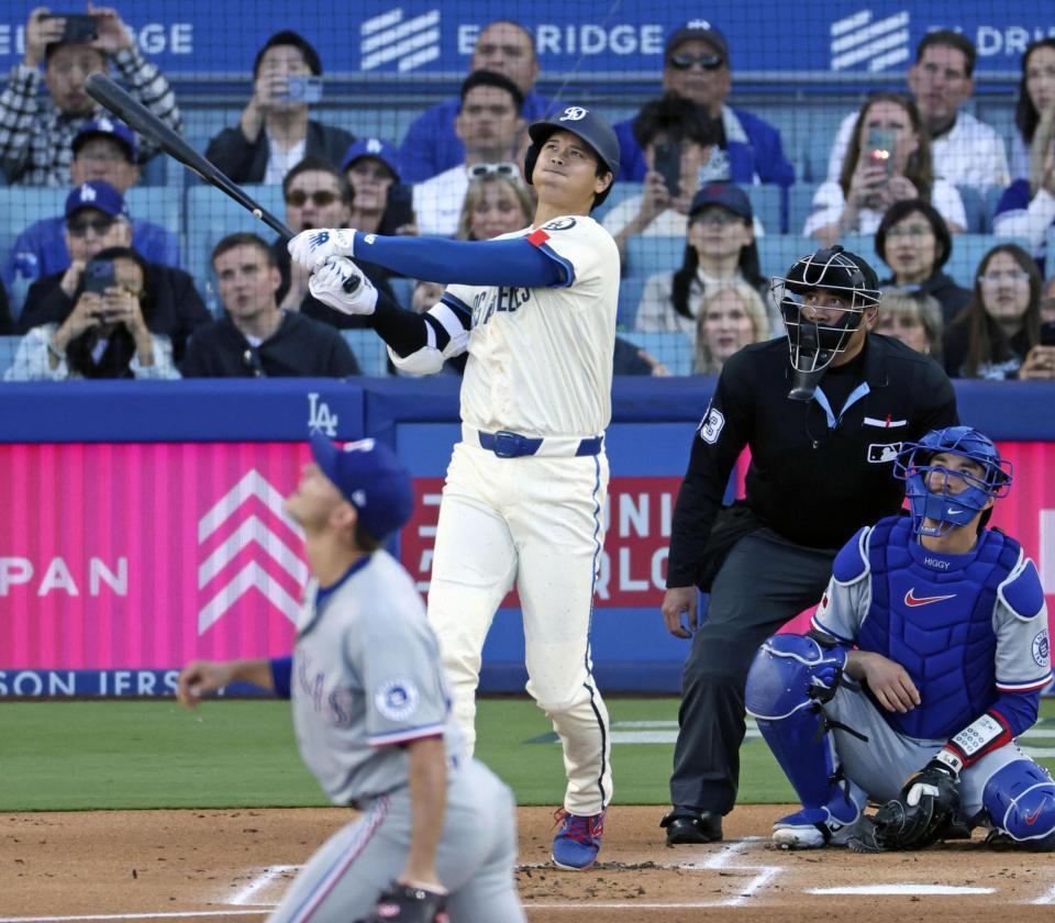 　レンジャーズ戦の１回、今季初の先頭打者本塁打となる４号ソロを放つドジャース・大谷＝ロサンゼルス（共同）