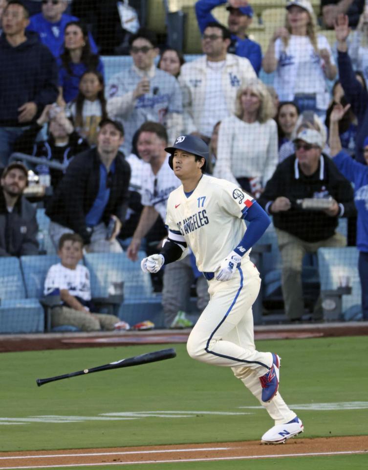 　レンジャーズ戦の１回、今季初の先頭打者本塁打となる４号ソロを放ったドジャース・大谷＝ロサンゼルス（共同）