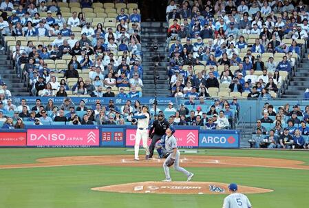 　１回、今季初の先頭打者本塁打となる４号ソロを放つドジャース・大谷（中央）