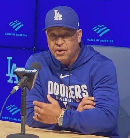 試合前の会見で報道陣の質問に答えるロバーツ監督（撮影・小林信行）