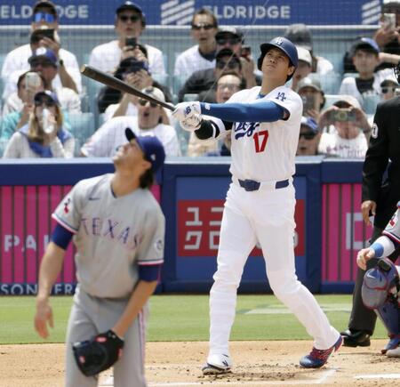 １回、２試合連続の先頭打者本塁打となる５号ソロを放つ大谷。投手デグロム（共同）