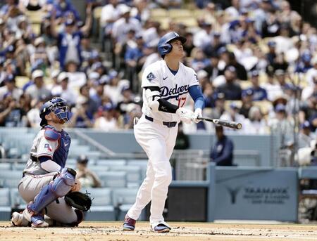 １回、２試合連続の先頭打者本塁打となる５号ソロを放つ大谷。昨季から４６試合連続出塁とし、日本勢最長記録を更新した（共同）