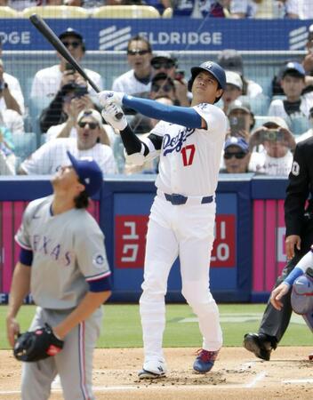 １回、２試合連続の先頭打者本塁打となる５号ソロを放つ大谷。投手デグロム（共同）